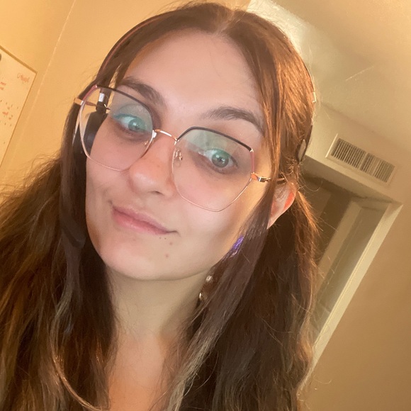 Meet your Posher, Alyssa - Picture 2 of 2